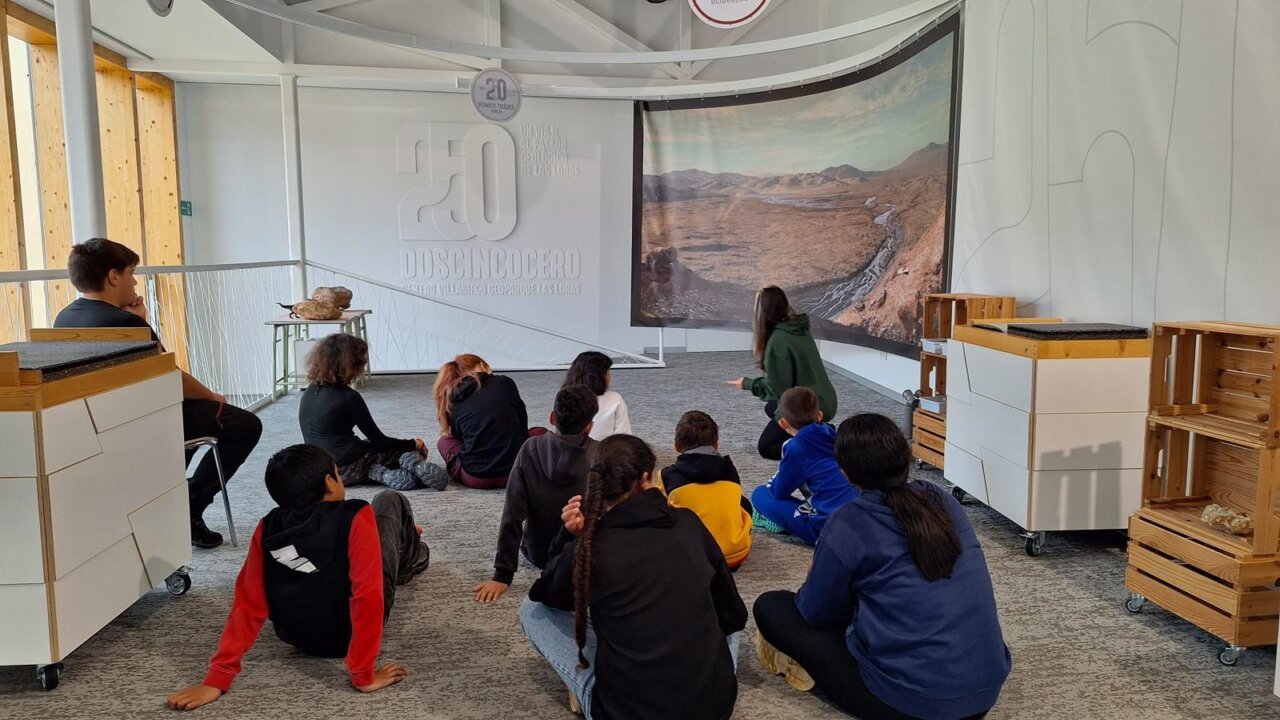 Estudiantes escuchando explicaciones en el centro del Geoparque Las Loras.