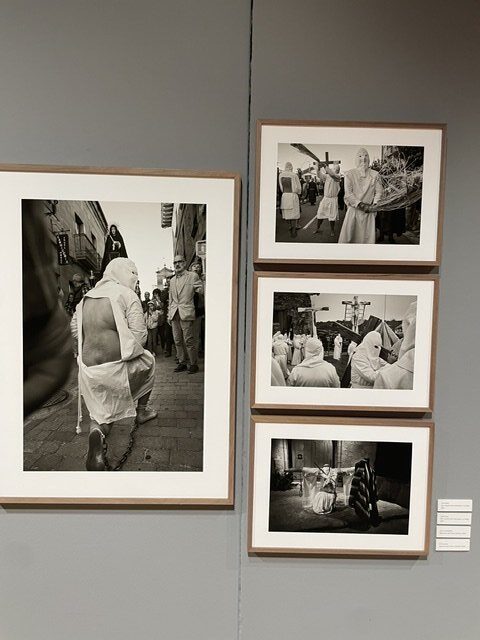 Fotografías en blanco y negro de la exposición de Carmenchu Alemán