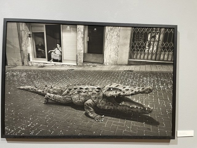 Fotografía en blanco y negro de una exposición de Carmenchu Alemán