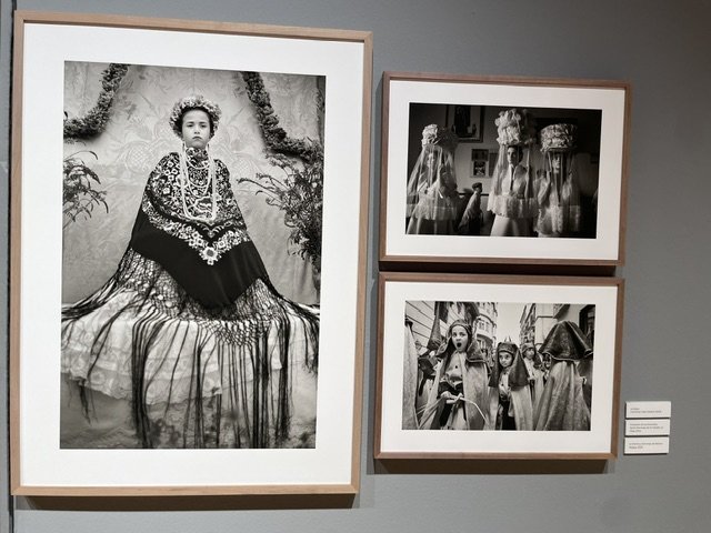 Fotografía en blanco y negro de la exposición de Carmenchu Alemán.