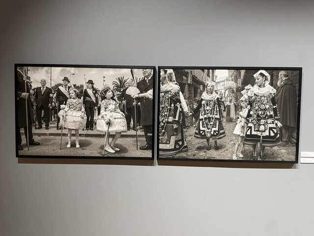 Fotografía en blanco y negro de la exposición de Carmenchu Alemán