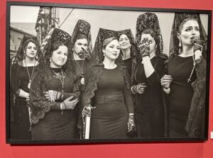 Fotografía en blanco y negro de mujeres con mantillas en una exposición