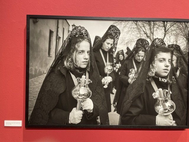 Fotografía en blanco y negro de mujeres con mantillas en una procesión