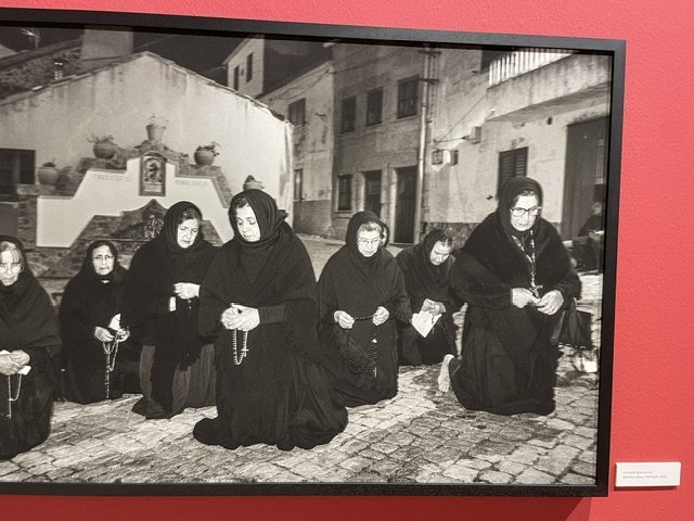 Fotografía en blanco y negro de mujeres en la exposición de Carmenchu Alemán