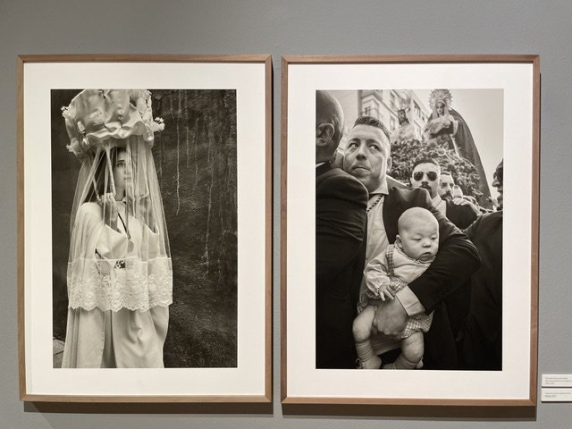 Fotografía en blanco y negro de la exposición de Carmenchu Alemán