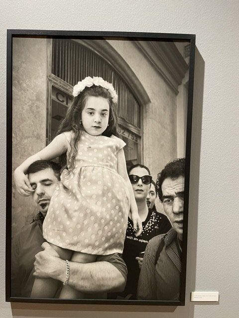 Fotografía en blanco y negro de una niña en una celebración popular