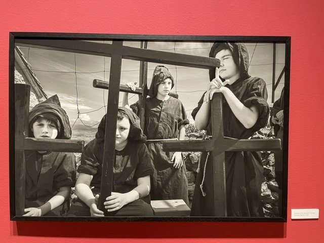 Fotografía en blanco y negro de jóvenes en una exposición de Carmenchu Alemán