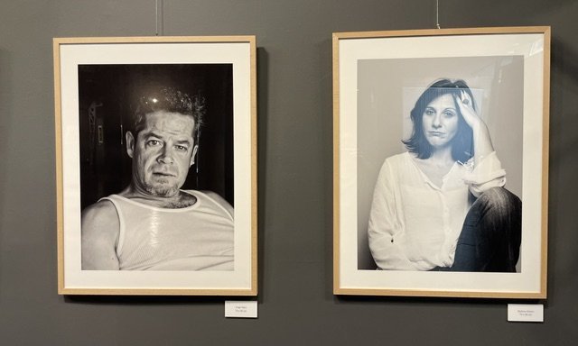 Retratos en blanco y negro de personajes por Pepe Castro en el museo.