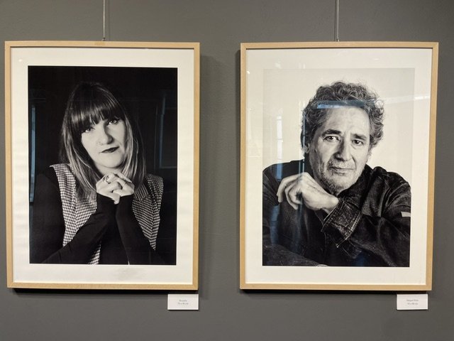 Retrato en blanco y negro de dos personas en una exposición