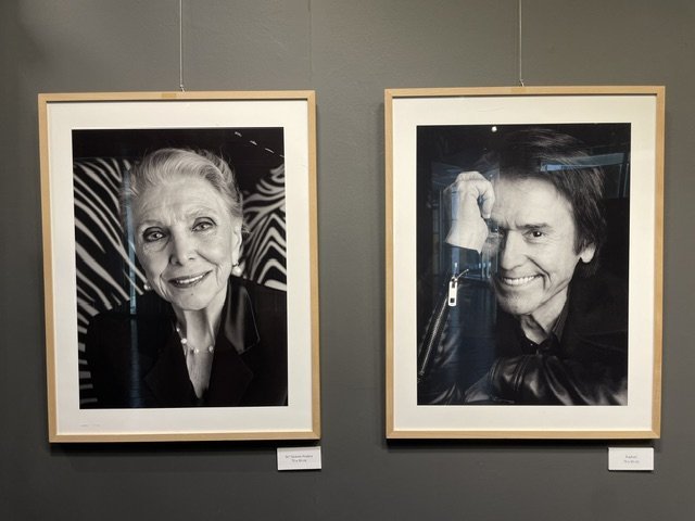 Retrato en blanco y negro de dos personajes en exposición de Pepe Castro.