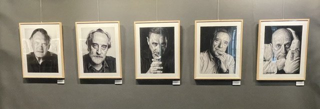 Retratos en blanco y negro de personajes en exposición de Pepe Castro