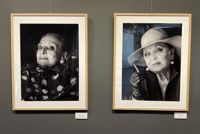 Retrato en blanco y negro de dos mujeres en una exposición de Pepe Castro.