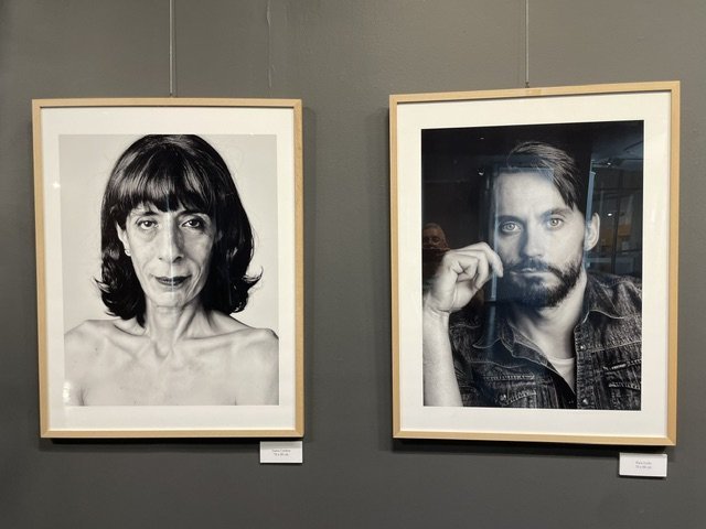 Retratos en blanco y negro de personas en exposición fotográfica