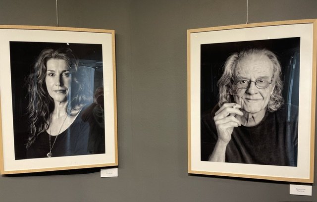 Retratos en blanco y negro de personajes en exposición de Pepe Castro