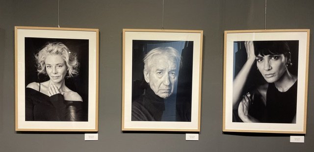 Retratos en blanco y negro de personajes en exposición de Pepe Castro