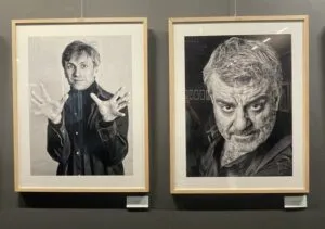 Retratos en blanco y negro de personajes por Pepe Castro en exposición