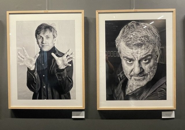 Retratos en blanco y negro de personajes por Pepe Castro en exposición