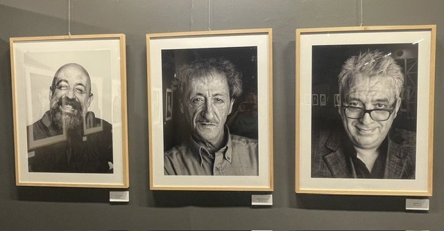 Retratos en blanco y negro de personajes en exposición de Pepe Castro