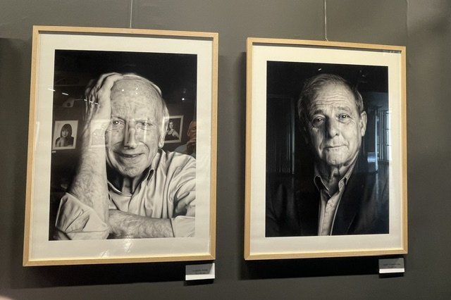 Retratos en blanco y negro de personajes en exposición de Pepe Castro
