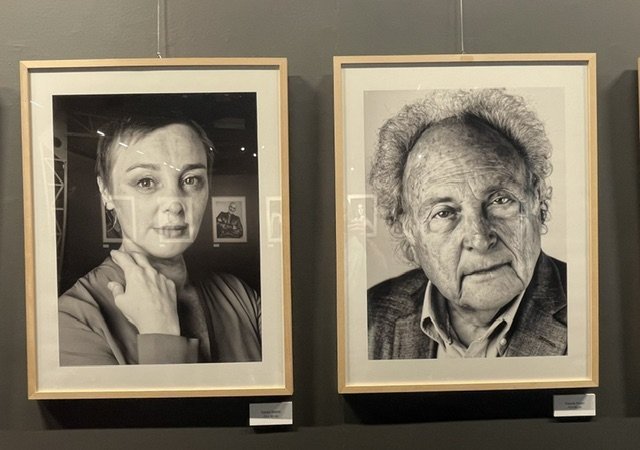 Retratos en blanco y negro de personajes en el Museo de Palencia