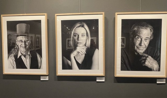 Retratos en blanco y negro de personajes en exposición de Pepe Castro