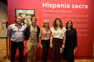 Inauguración de la exposición Hispania Sacra con Carmenchu Alemán y asistentes