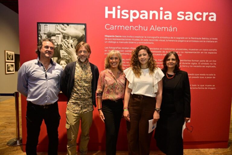 Inauguración de la exposición Hispania Sacra con Carmenchu Alemán y asistentes