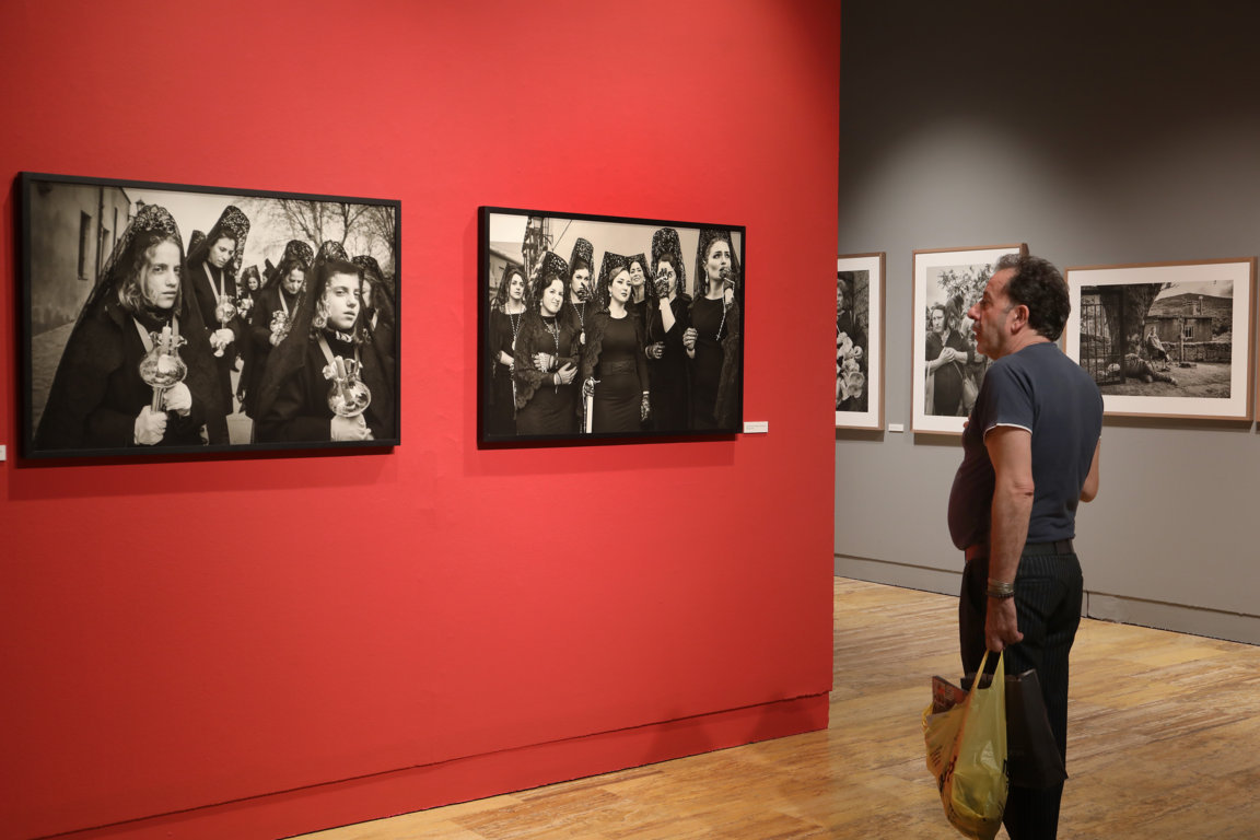 Visita a la exposición 'Hispania Sacra' en Palencia con fotografías en blanco y negro.