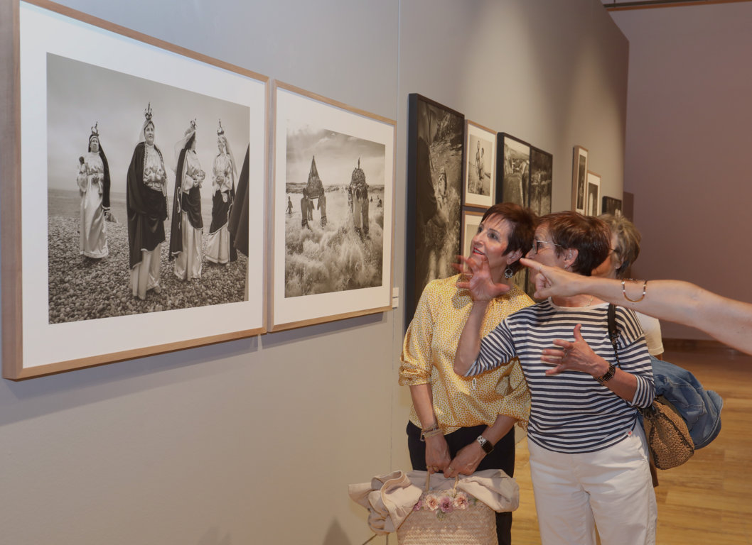 Visitantes observando fotografías en la exposición Hispania Sacra en Palencia
