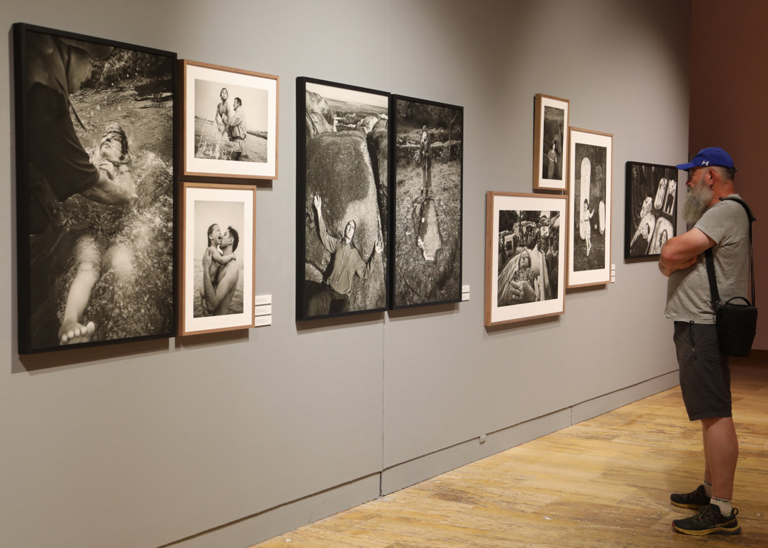 Visita a la exposición 'Hispania Sacra' en Palencia con fotografías en blanco y negro