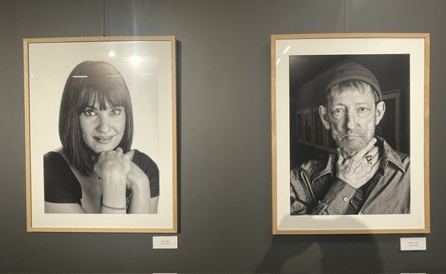 Retratos en blanco y negro de personajes en exposición de Pepe Castro