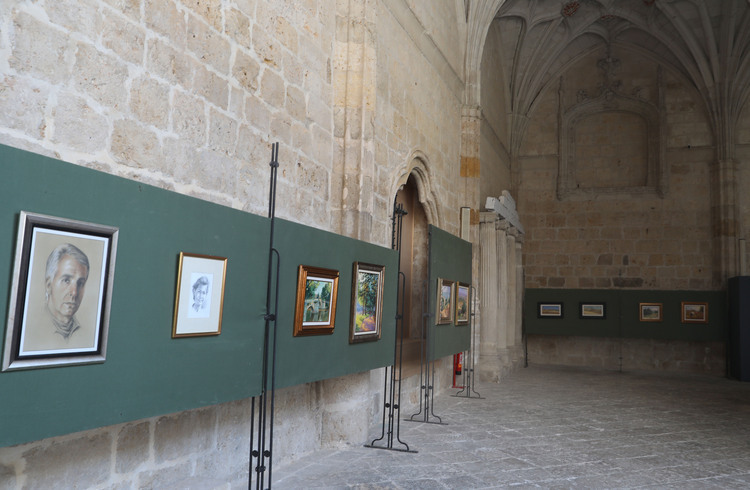 Sala de exposición con pinturas de Jose María Paniagua en la pared.