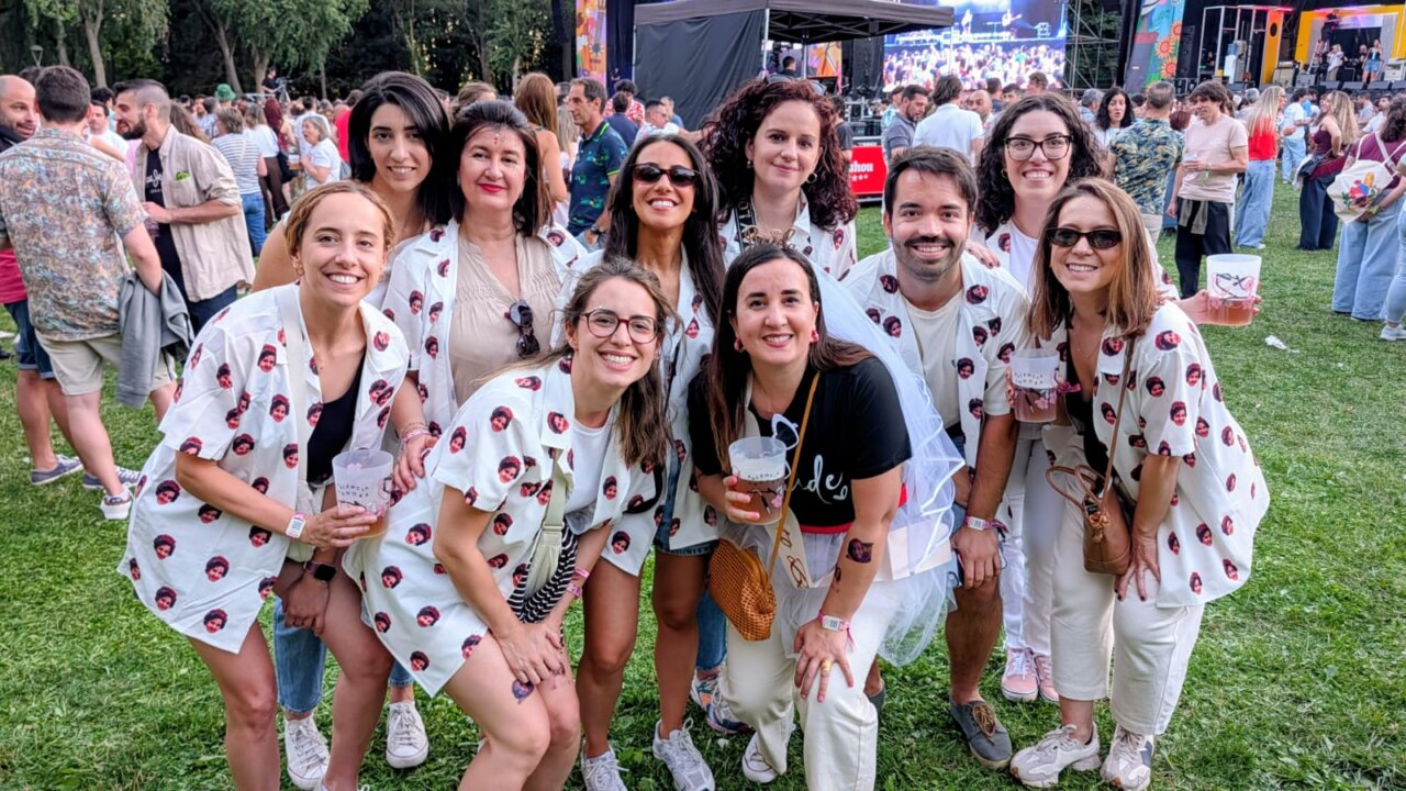 Grupo de amigos disfrutando en el festival Palencia Sonora