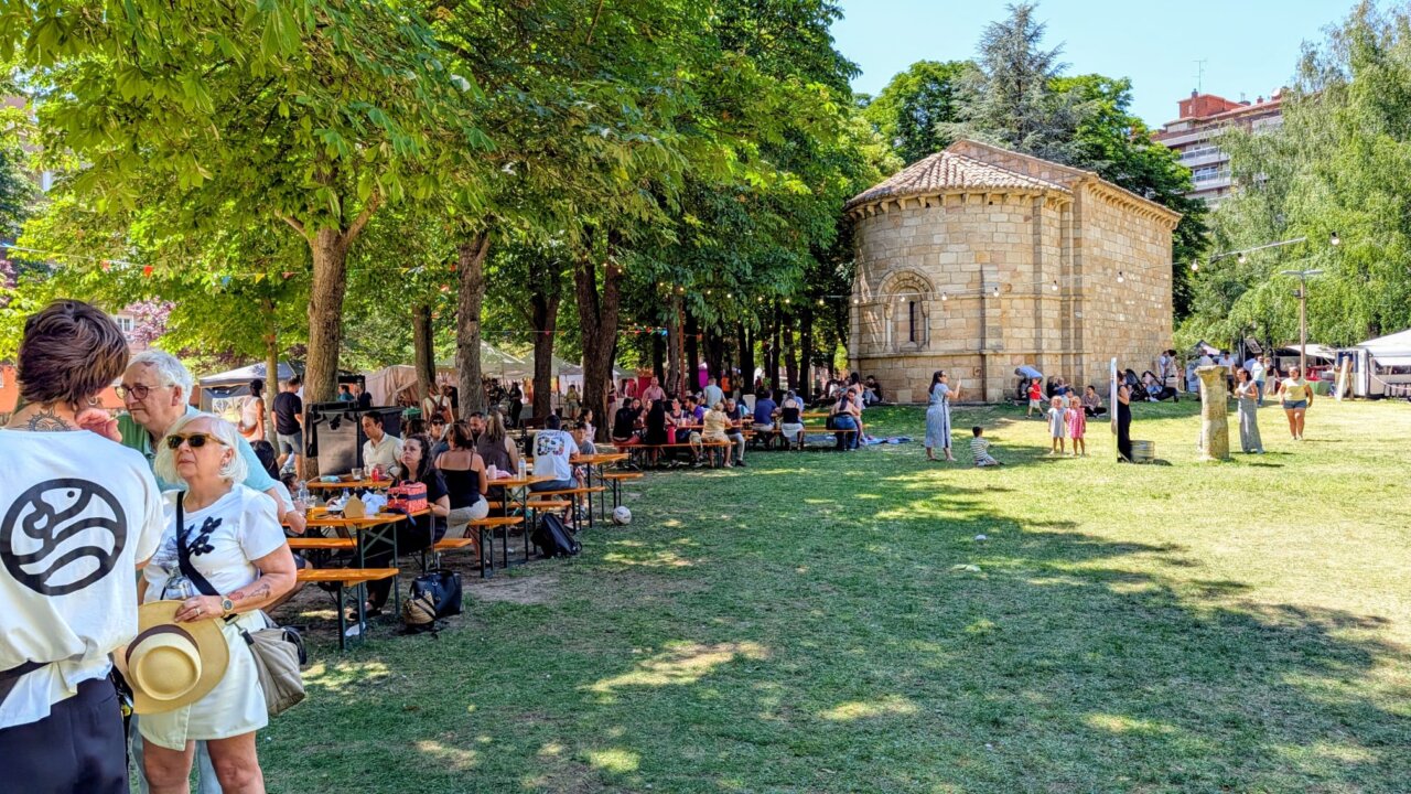 Gente disfrutando de la Feria Chica en Palencia, con food trucks y actividades culturales.