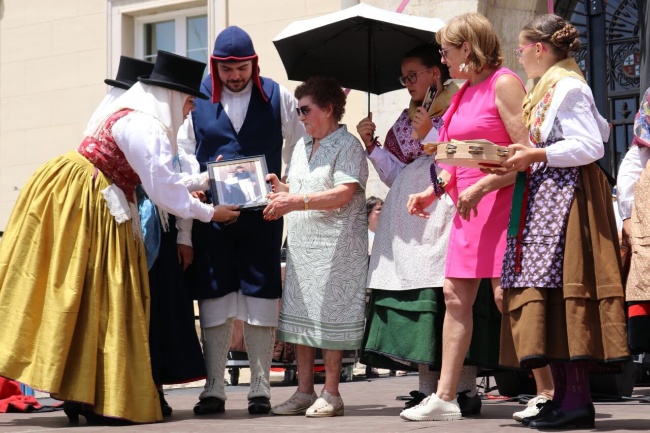 Participantes en la Feria Chica de Palencia entregando un reconocimiento