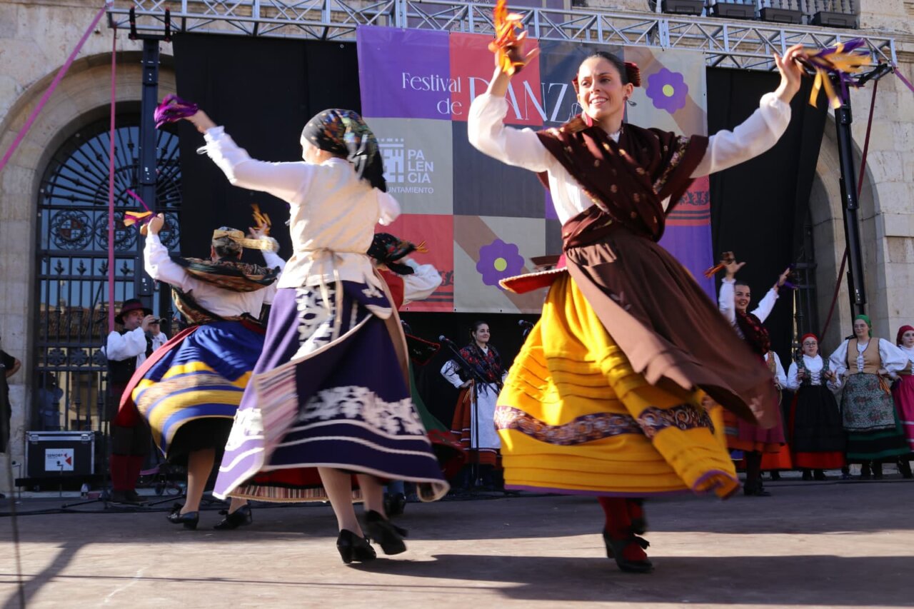 Mujeres bailando en el Festival de Danzas en Palencia