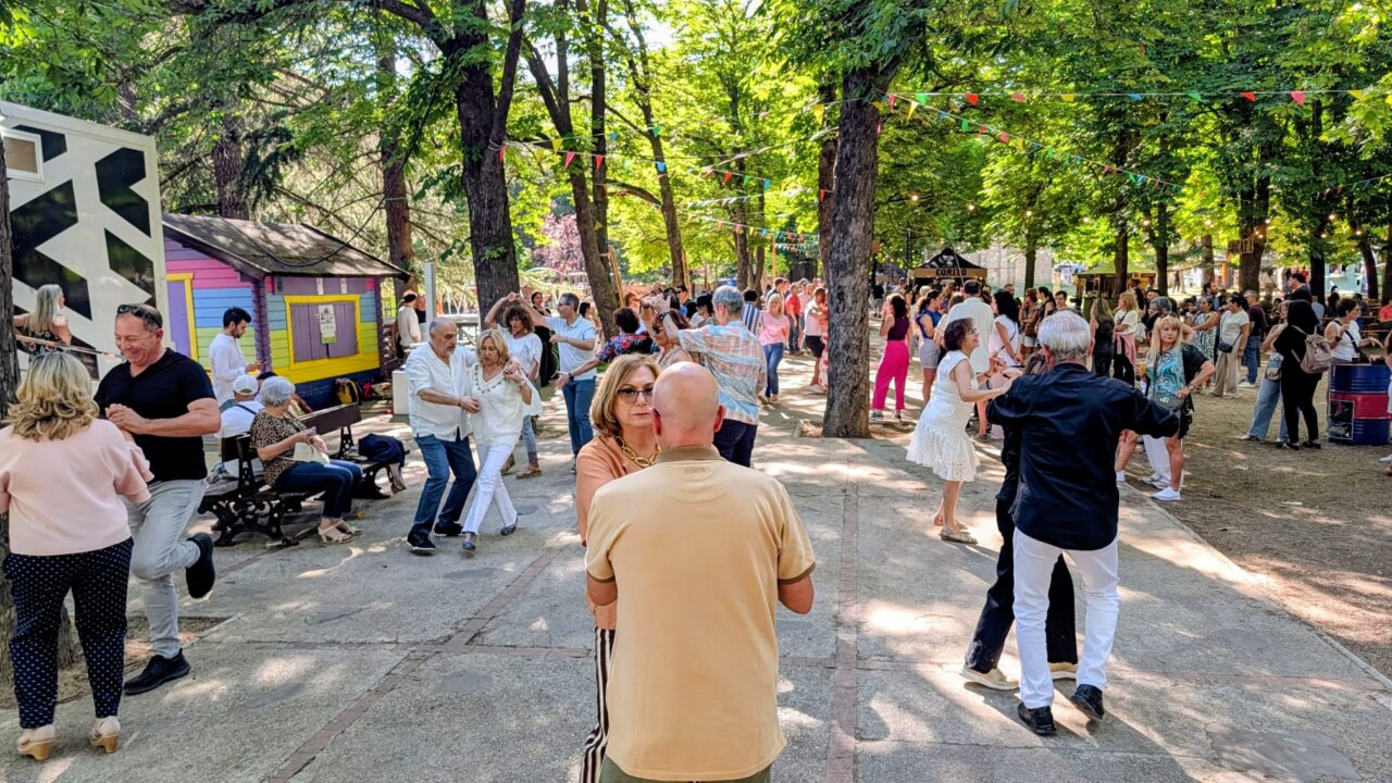 Gente bailando y disfrutando en la Feria Chica de Palencia