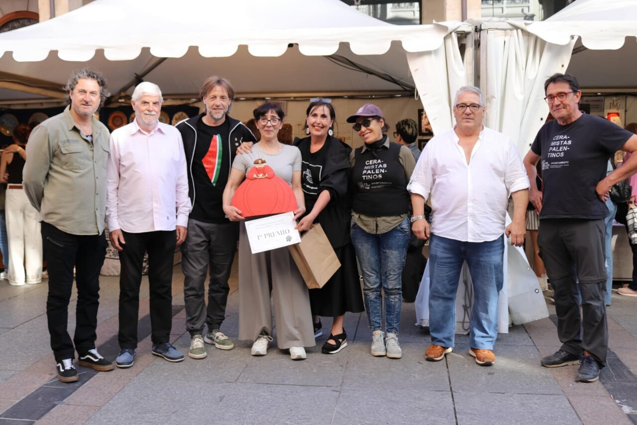 Grupo de personas en la Feria Chica de Palencia durante la premiación.