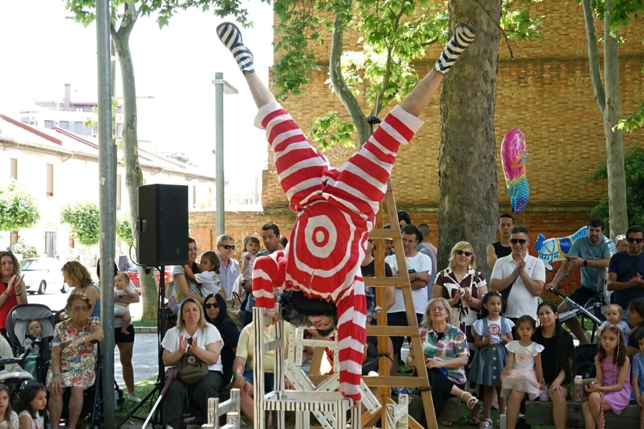 Un payaso realizando una acrobacia en el FestiClown de Palencia