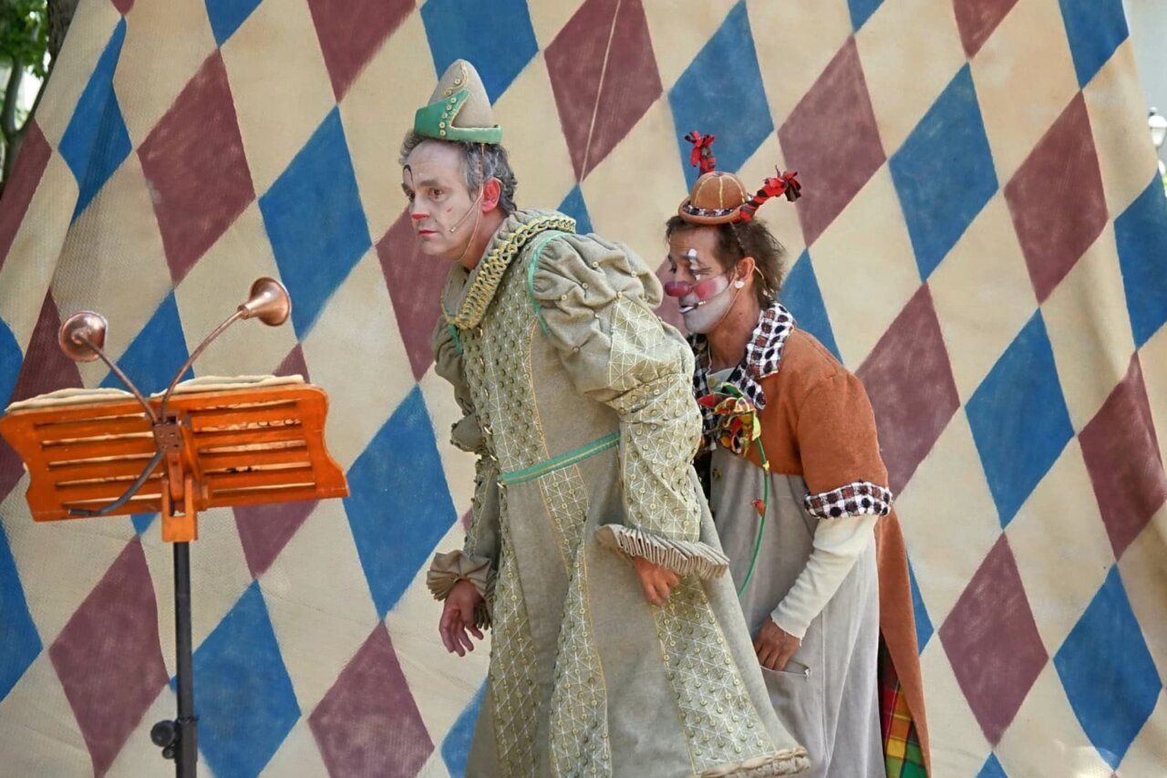 Actuación de dos payasos en el festival FestiClown en Palencia
