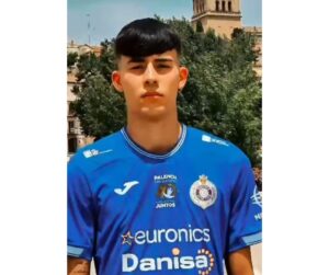 Hugo Villardón posando con la camiseta del Palencia Cristo Atlético