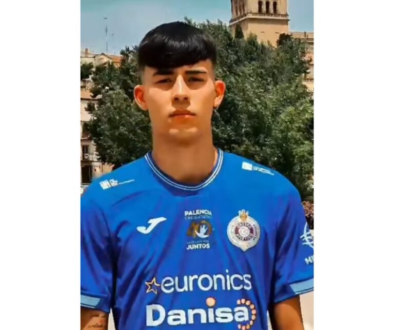 Hugo Villardón posando con la camiseta del Palencia Cristo Atlético