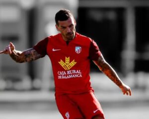 Razvan Ochirosii jugando con la camiseta del Palencia Cristo Atlético