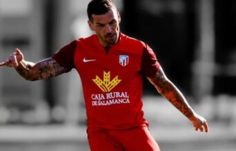 Razvan Ochirosii jugando con la camiseta del Palencia Cristo Atlético