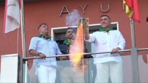 Personas encendiendo un cohete en las fiestas de Grijota 2026
