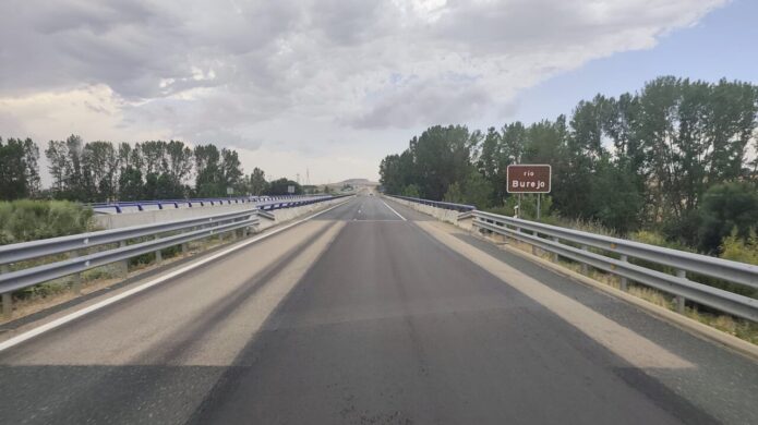 Vista del tramo de la A-67 junto al río Burejo en Palencia