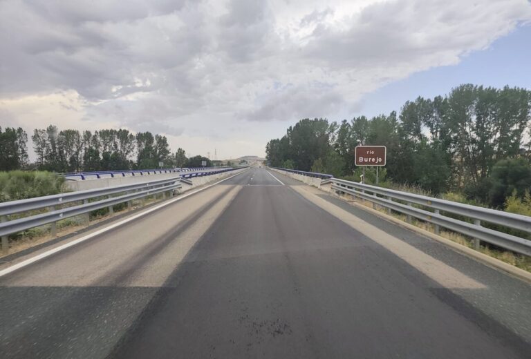 Vista del tramo de la A-67 junto al río Burejo en Palencia