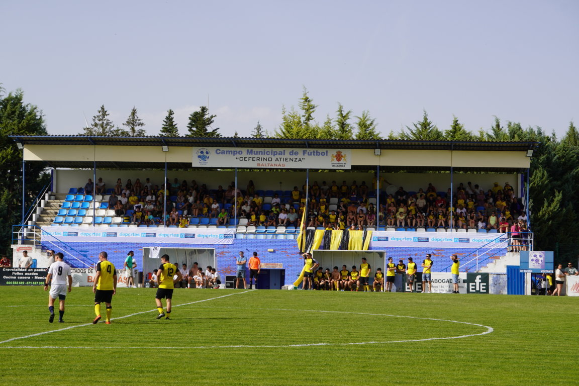 Campo Municipal de Fútbol de Baltanás con aficionados durante el partido