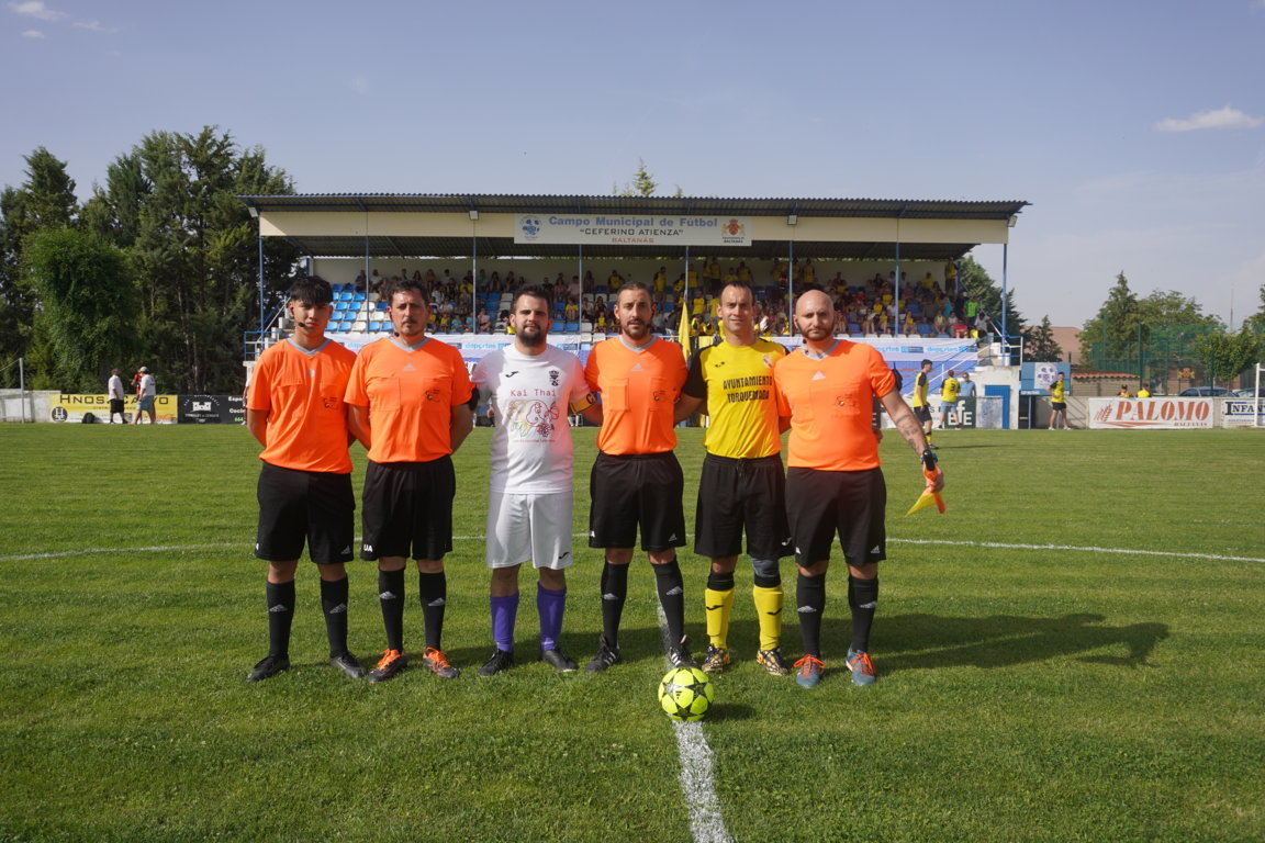 Árbitros y jugadores en el campo de fútbol antes del partido final Interpueblos