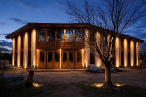 Finca de la Puebla iluminada por la noche con un diseño moderno